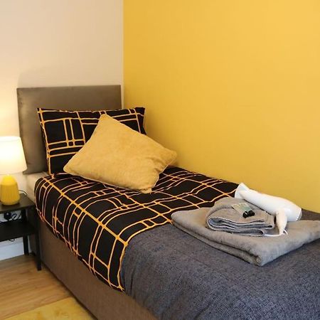 מילטון קינס Elegant Room In Stylish House מראה חיצוני תמונה