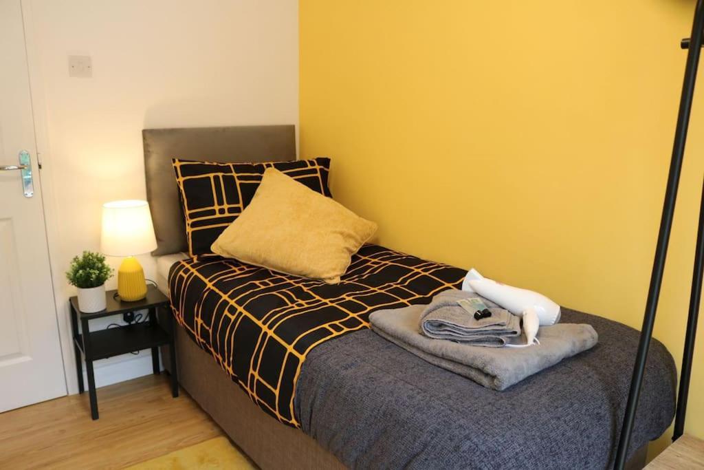 מילטון קינס Elegant Room In Stylish House מראה חיצוני תמונה